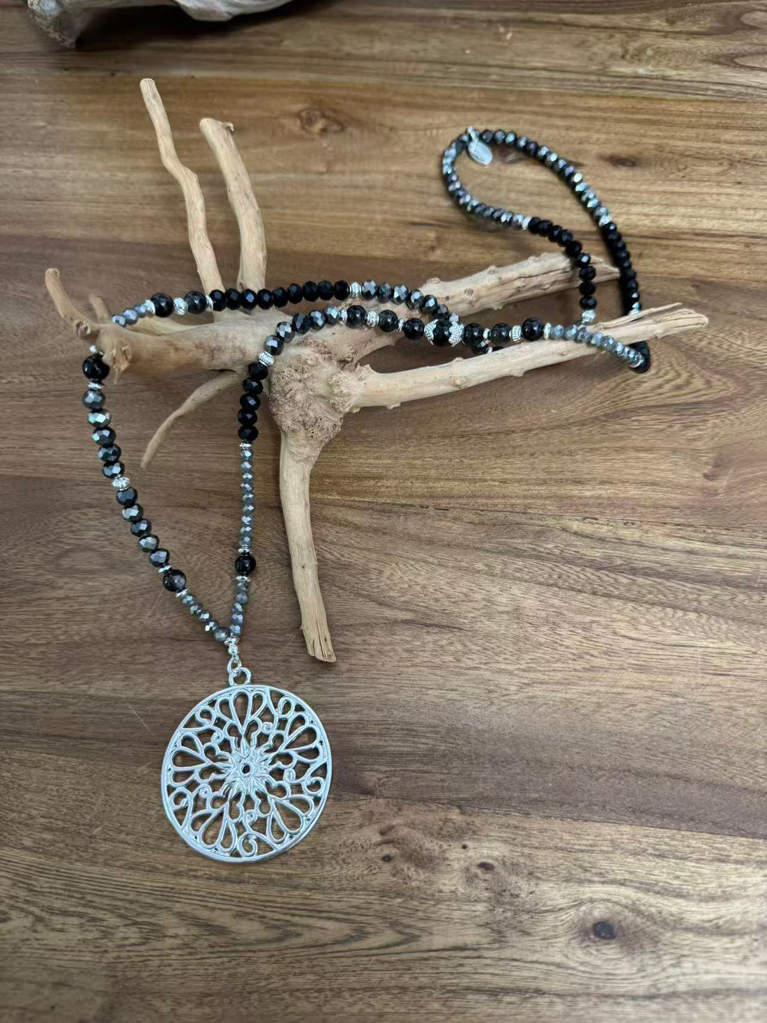 Halskette aus Obsidian mit Anhänger