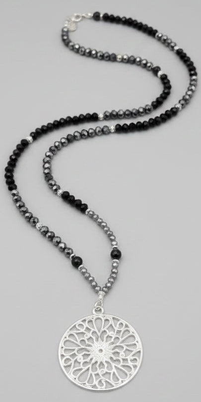 Halskette aus Obsidian mit Anhänger