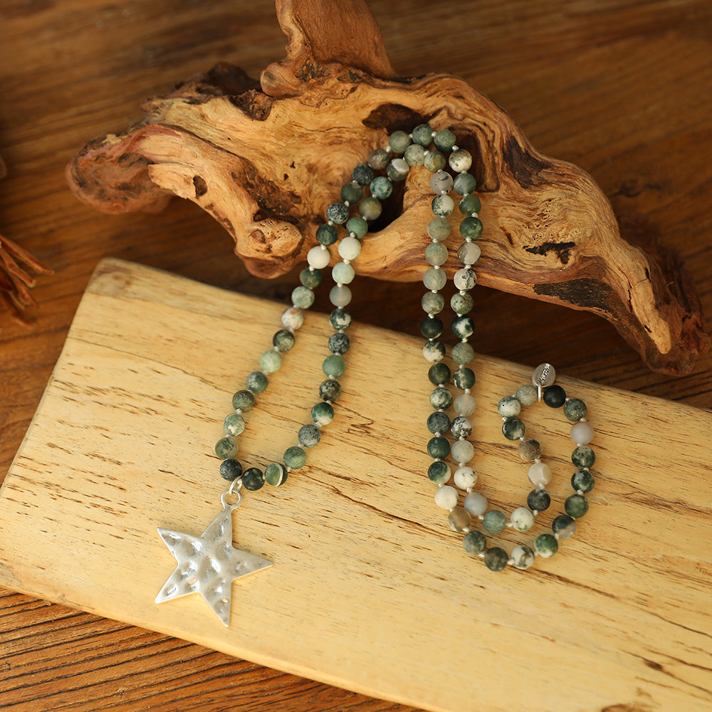 Halskette aus grünem Achat mit Sternanhänger