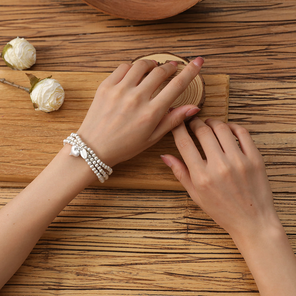 Silberfarbiges Armband aus hochwertigem rhodiniertem Metall mit Herzanhänger