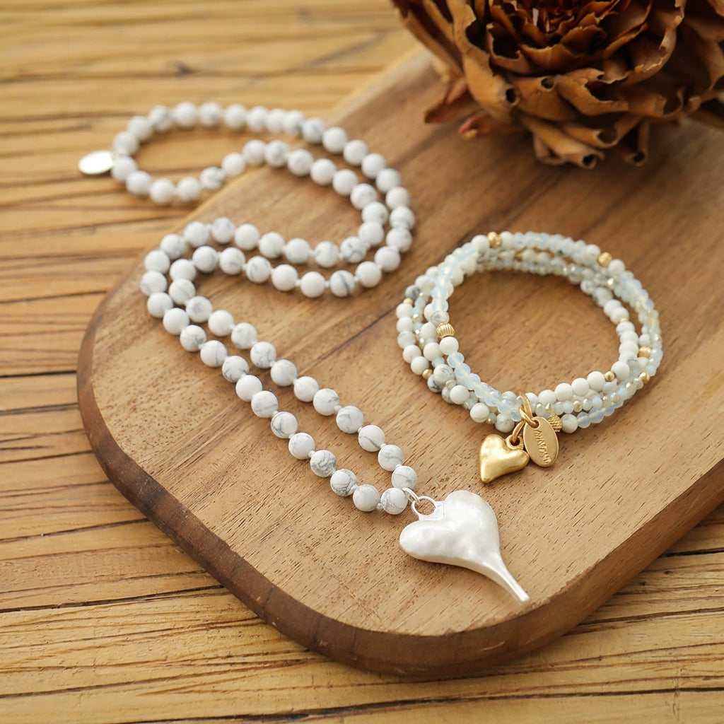 Marmoriertes Howlith Schmuck-Set in Weiss mit silbernem Herz. Elegantes Duo aus Kette und Armband für einen schlichten Look.