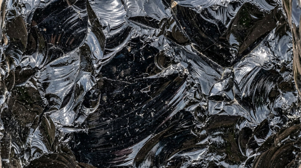 Tiefschwarzer, edler Obsidian Schutzstein – Die Obsidian Wirkung für Erdung und Abwehr negativer Energien, handgefertigt in der Schweiz von Andreani