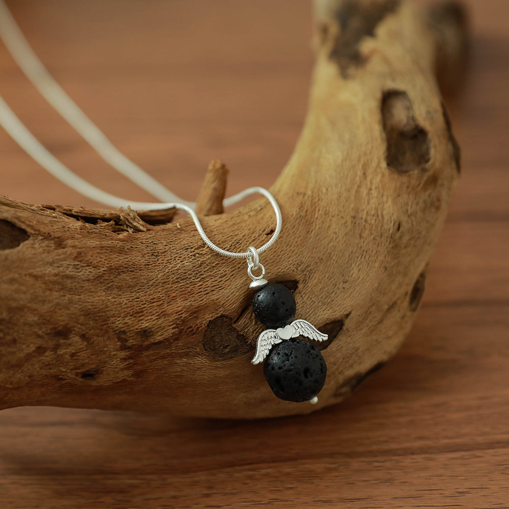 Halskette mit Engelanhänger aus echtem Lavastein Andreani – Handgemachter Schmuck