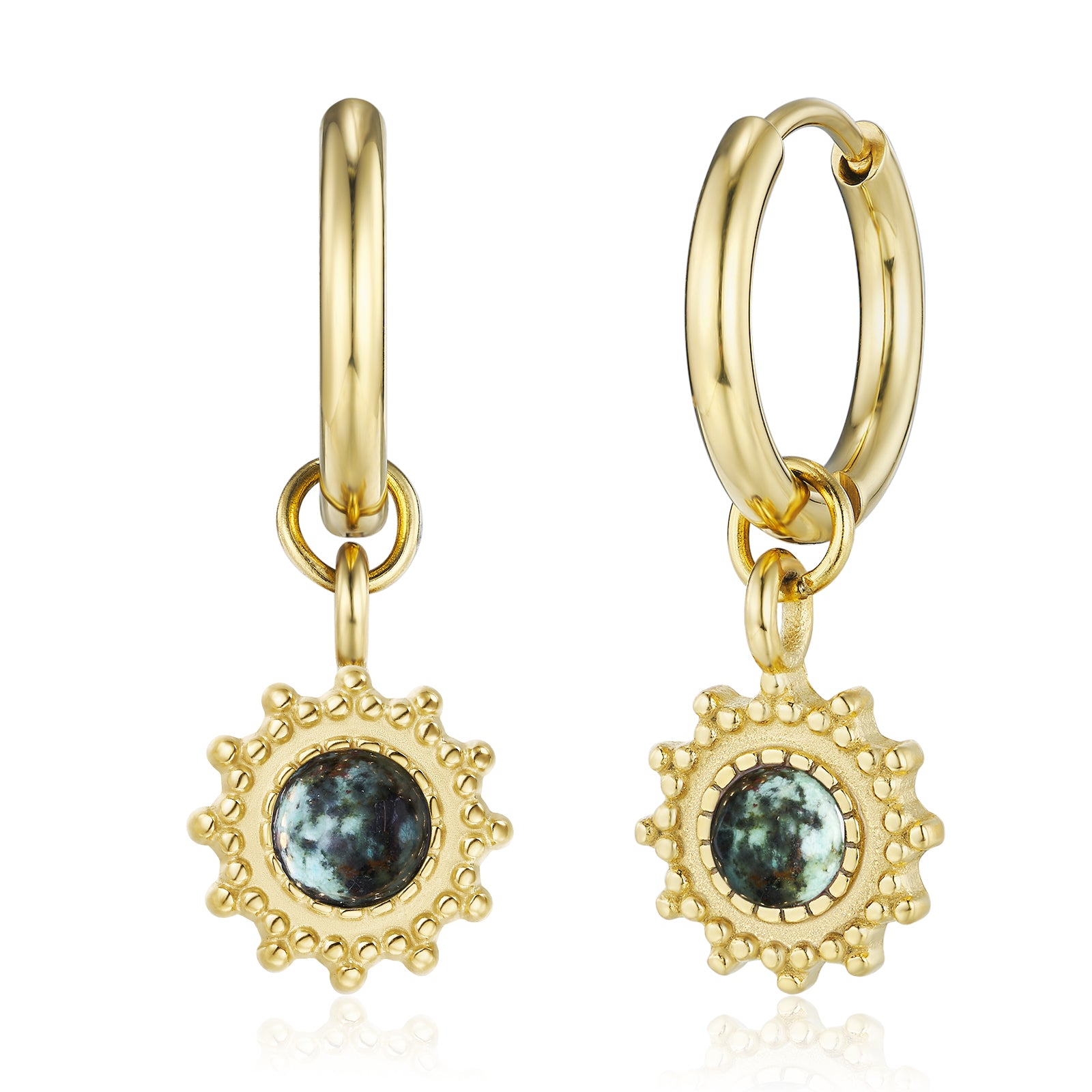 Luxuriöse goldene Creolen für Damen, verziert mit einem runden, sonnenförmigen Anhänger, der einen dunkelgrün-türkisen Edelstein mit einzigartiger Maserung und einem goldperlenbesetzten Rahmen präsentiert. Perfekt als stilvolles Accessoire.
