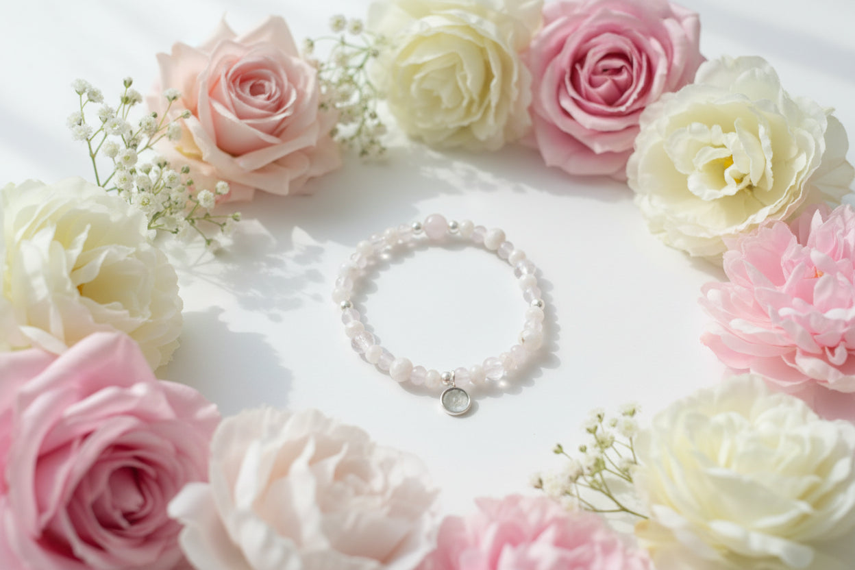 Armband mit Kugelanhänger aus Rosenquarz und Glas