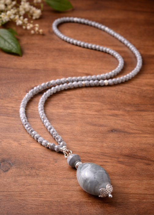 Kette mit Kugelanhänger aus echten Süsswasserperlen und Glas in Grau