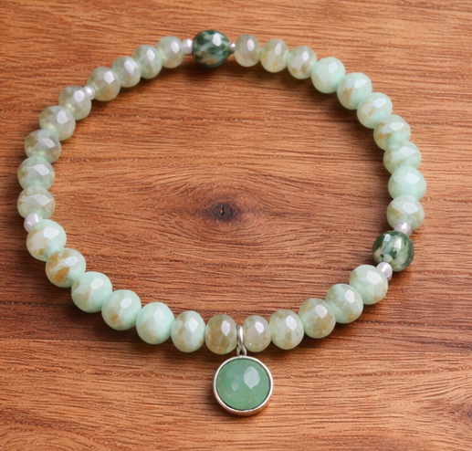 Armband mit Kugelanhänger aus afrikanischem Türkis und Glas