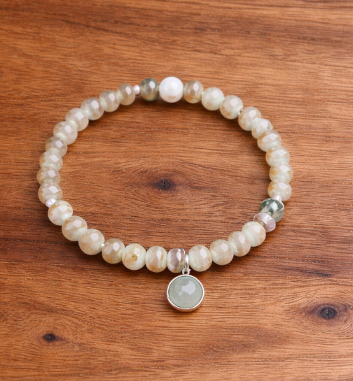 Armband mit Kugelanhänger aus Howalith und Glas