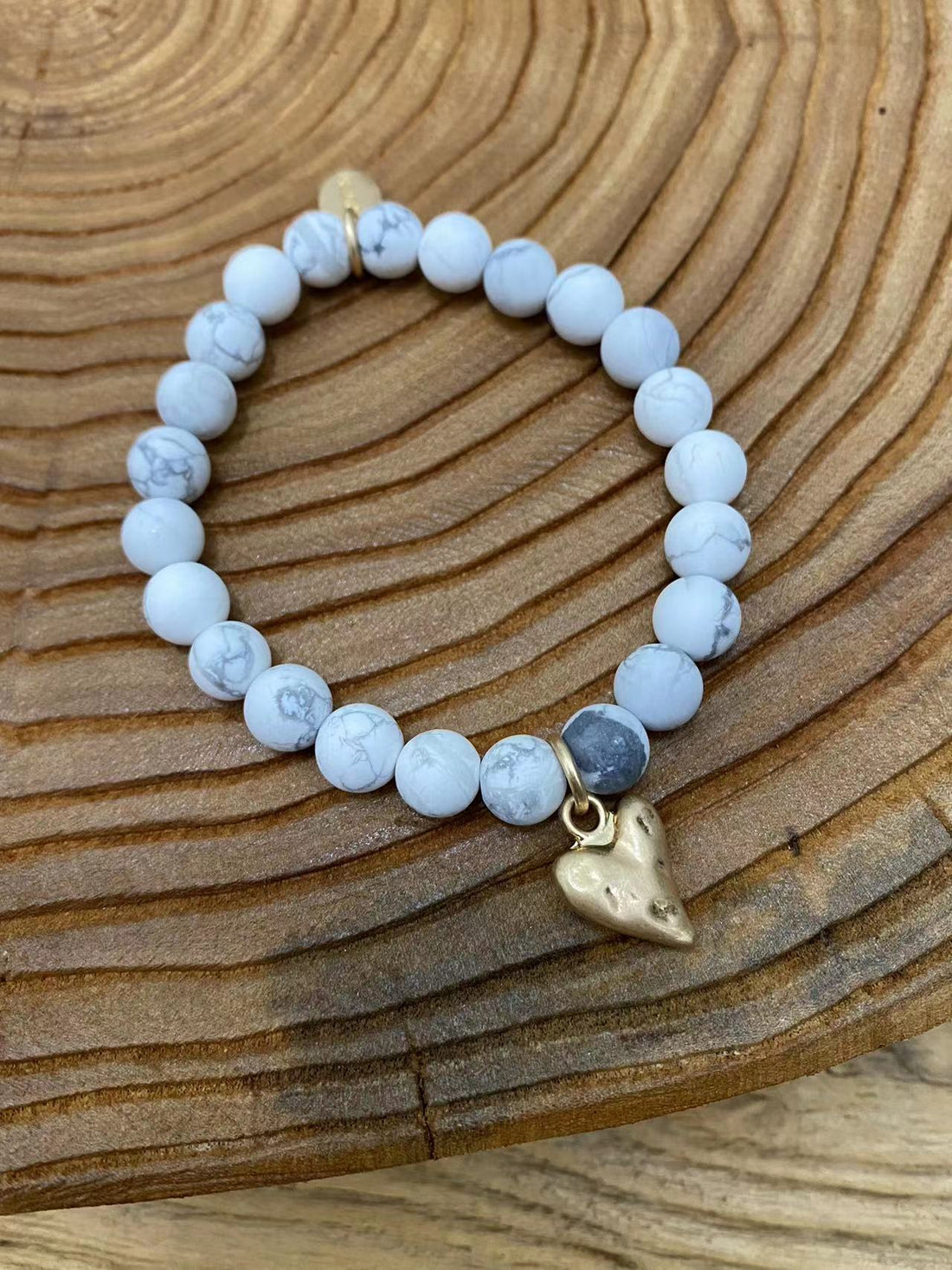 Armband mit echtem Howlith Andreani – Handgemachter Schmuck