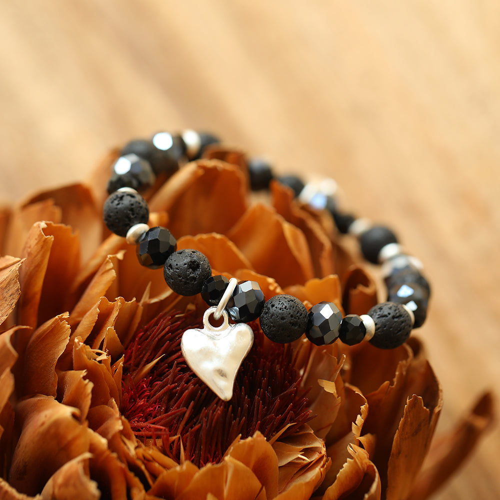 Armband mit echtem Lavastein und Herzanhänger Andreani – Handgemachter Schmuck