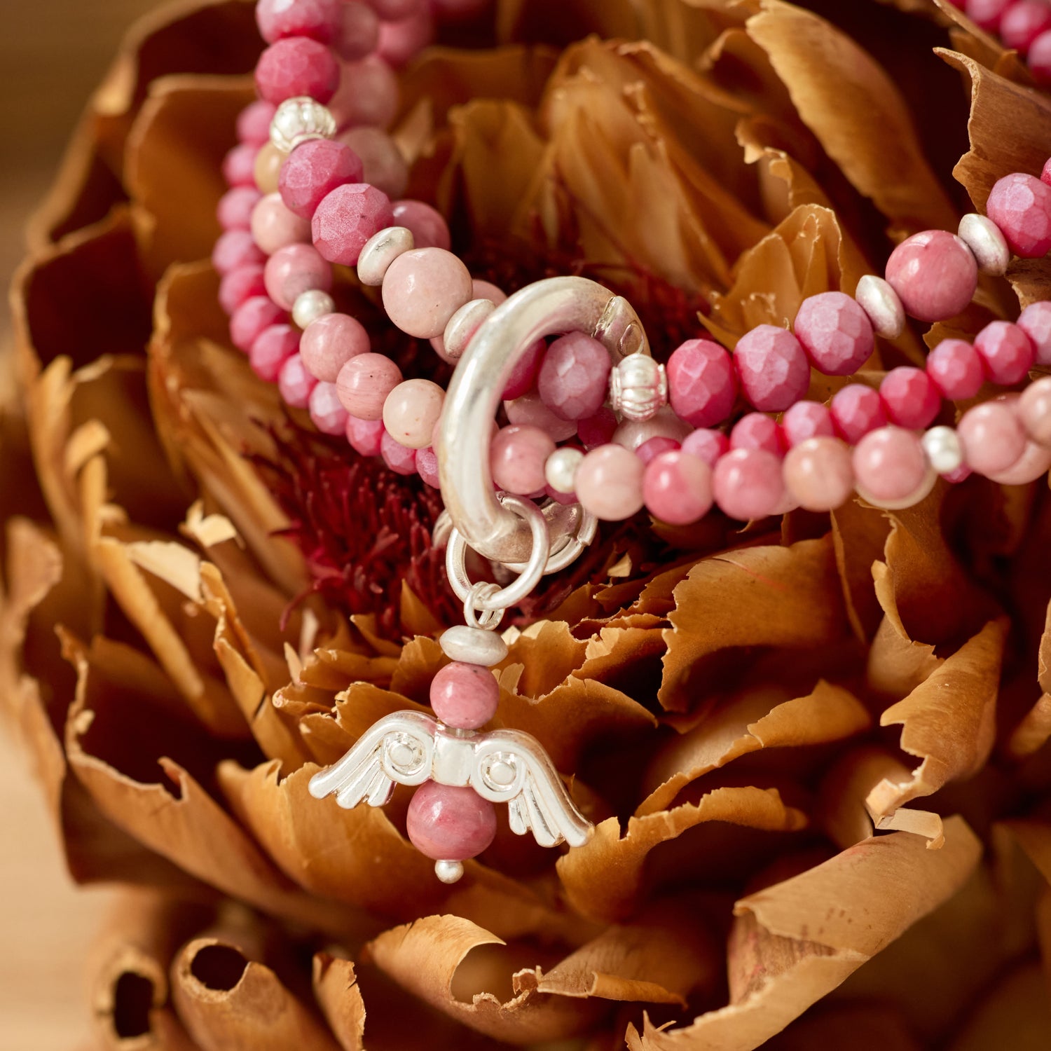 Armband aus Rhodonit mit Engelanhänger