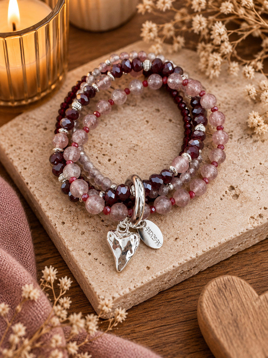 Armband mit Herzanhänger aus Erdbeerquarz