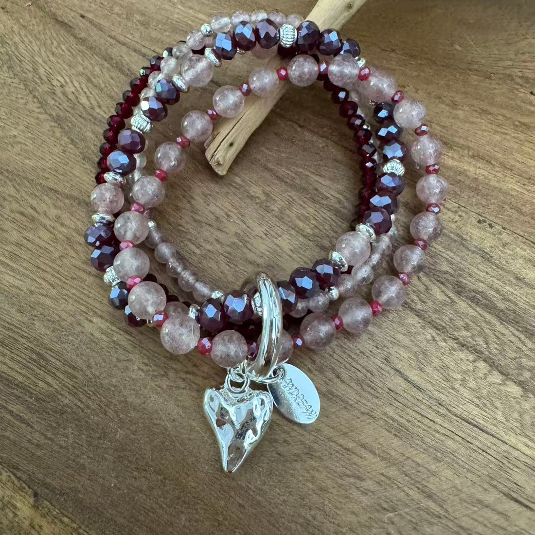 Armband mit Herzanhänger aus Erdbeerquarz