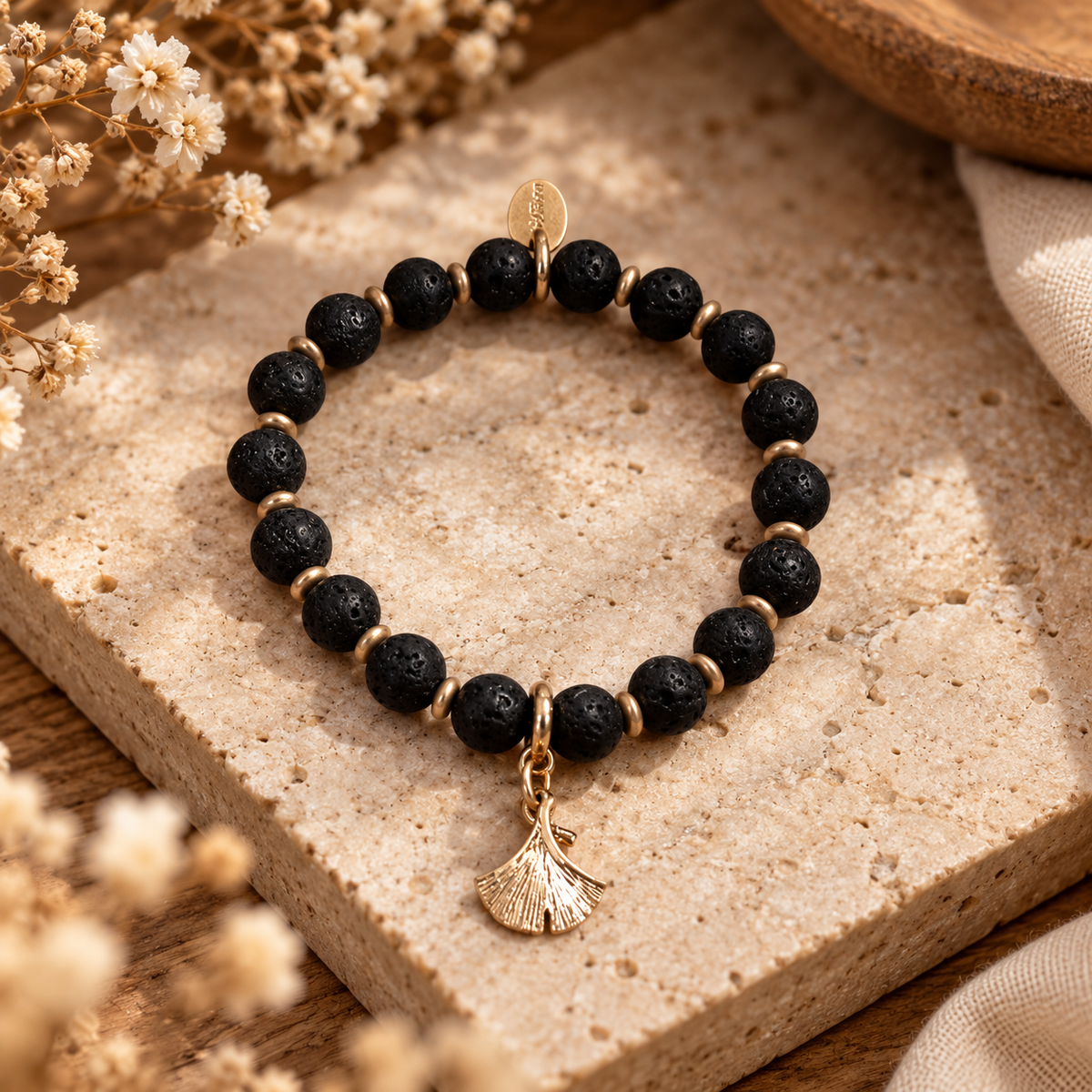Armband aus echtem Lavastein mit dekorativem Anhänger