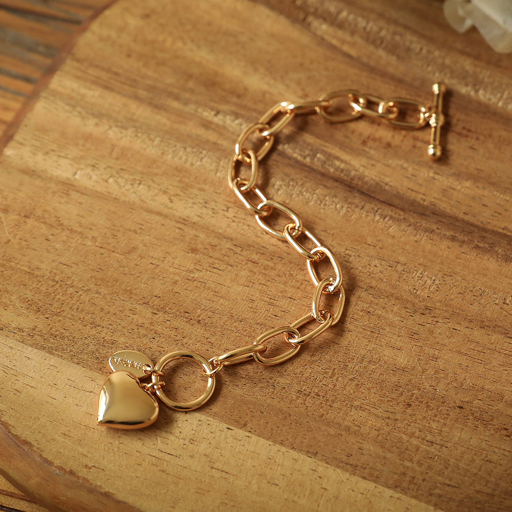 Goldfarbenes Gliederarmband mit Herzanhänger