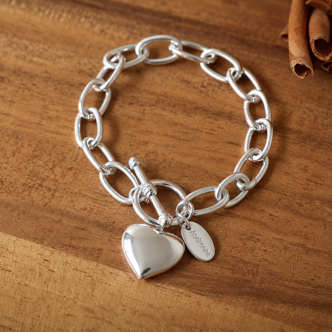 Silberfarbenes Gliederarmband mit Herzanhänger