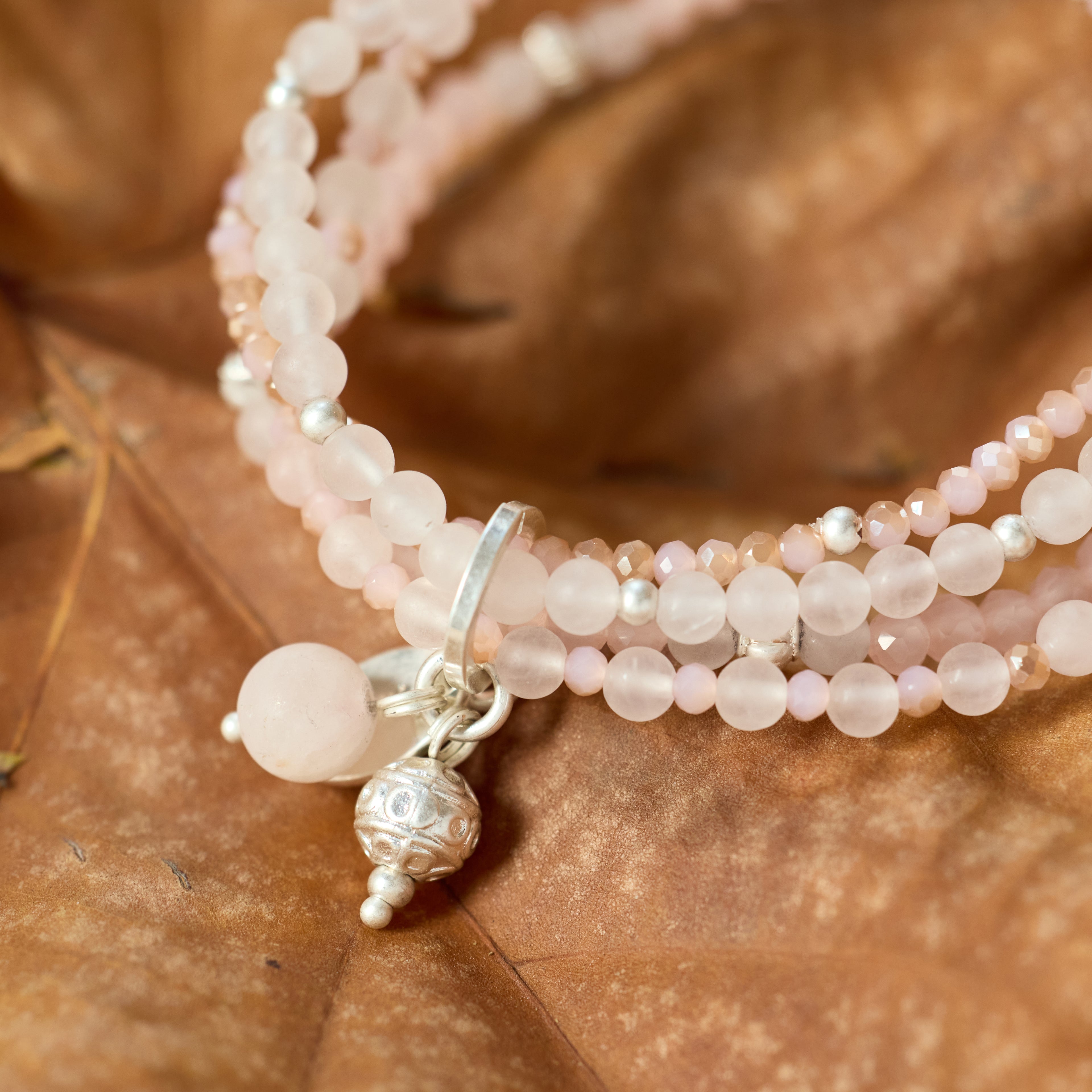 Armband aus Rosenquarz mit Anhänger