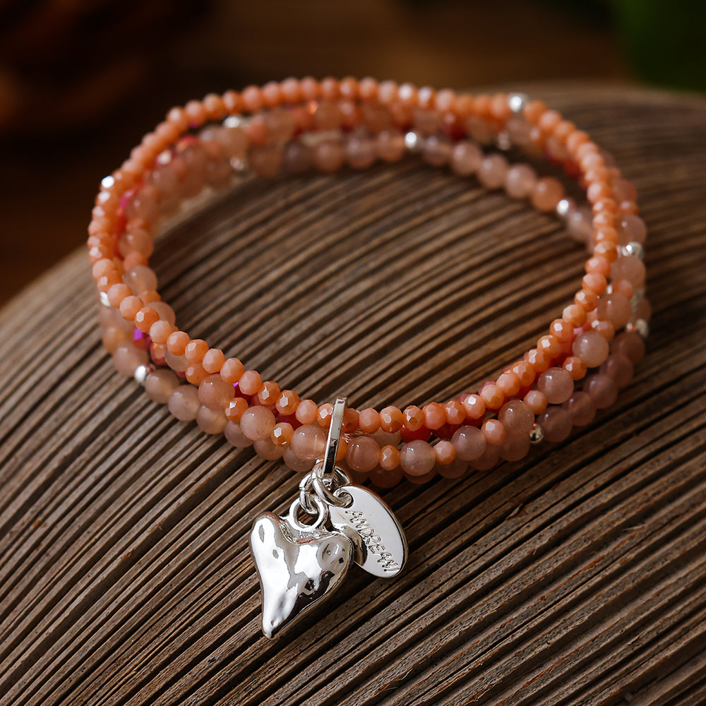 Armband aus Sonnenstein mit Herzanhänger