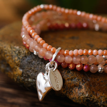 Armband aus Sonnenstein mit Herzanhänger