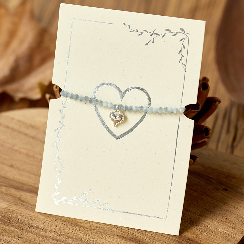 Karte mit Glasarmband und Herzanhänger