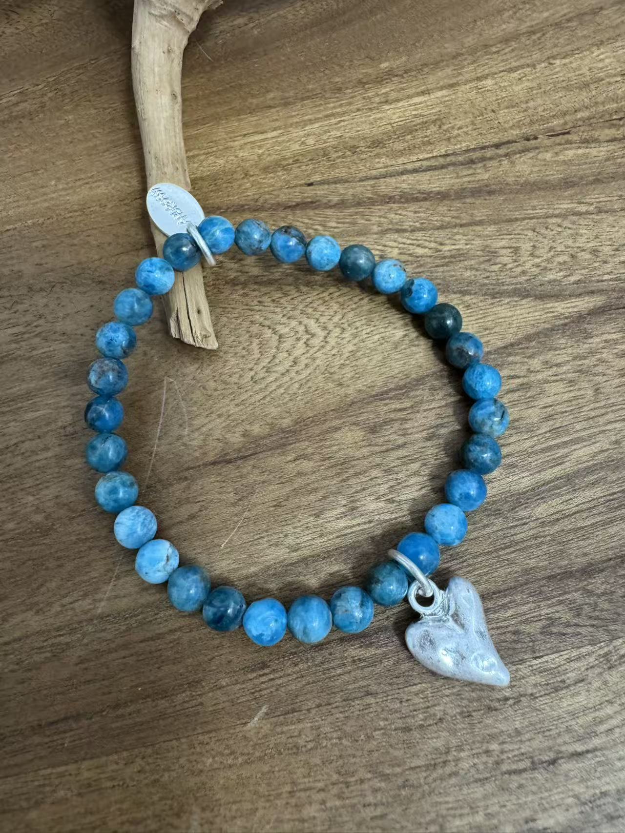 Armband aus Apatit mit Herzanhänger