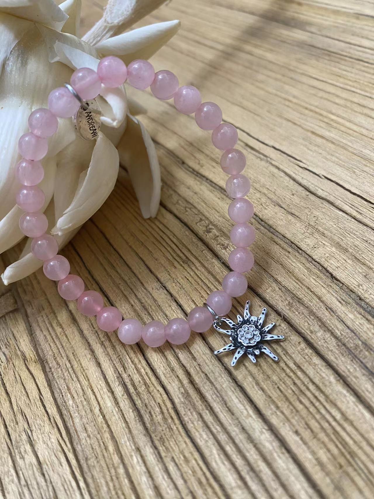 Armband aus Rosenquarz mit Edelweissanhänger