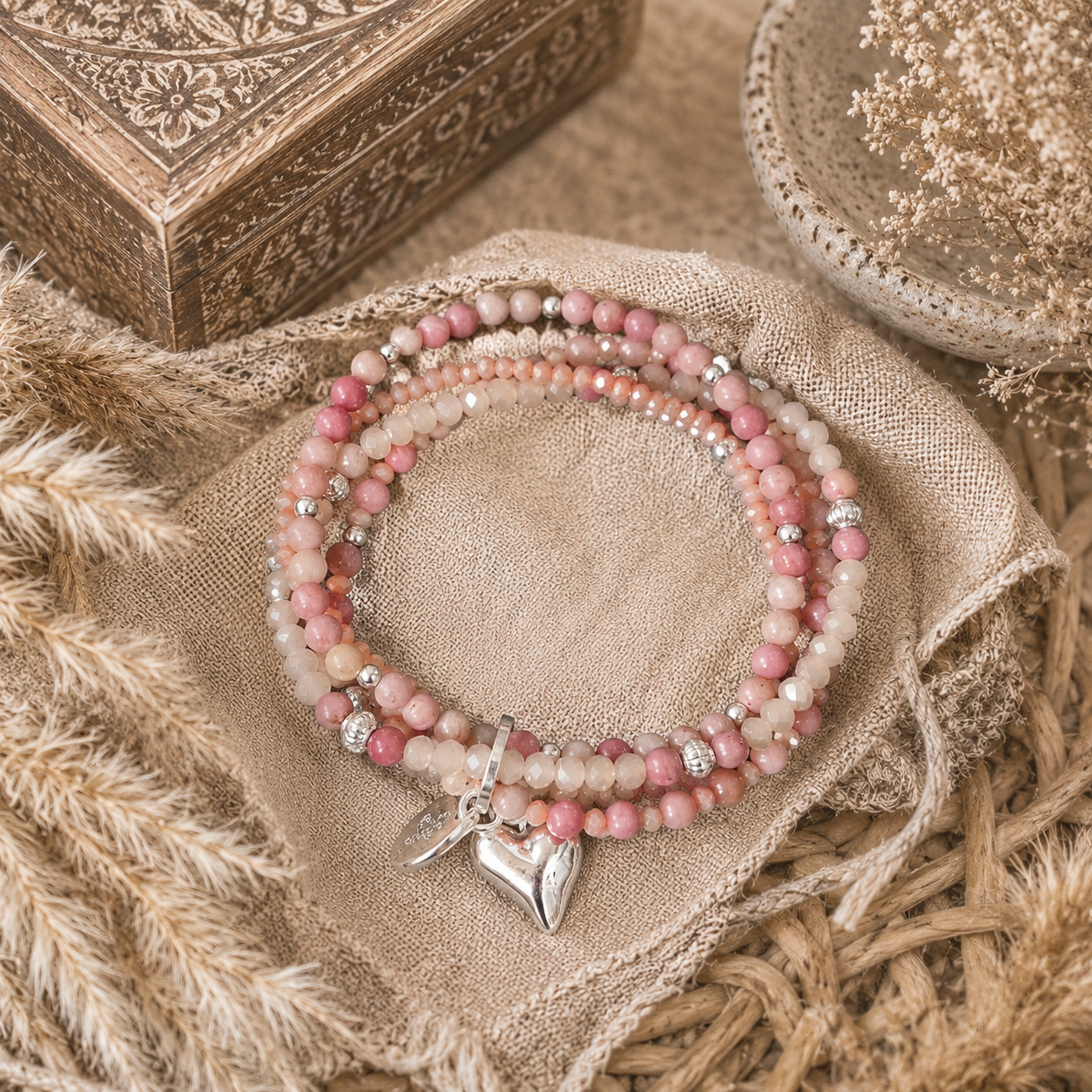 Armband aus echtem Rhodonit mit Herzanhänge