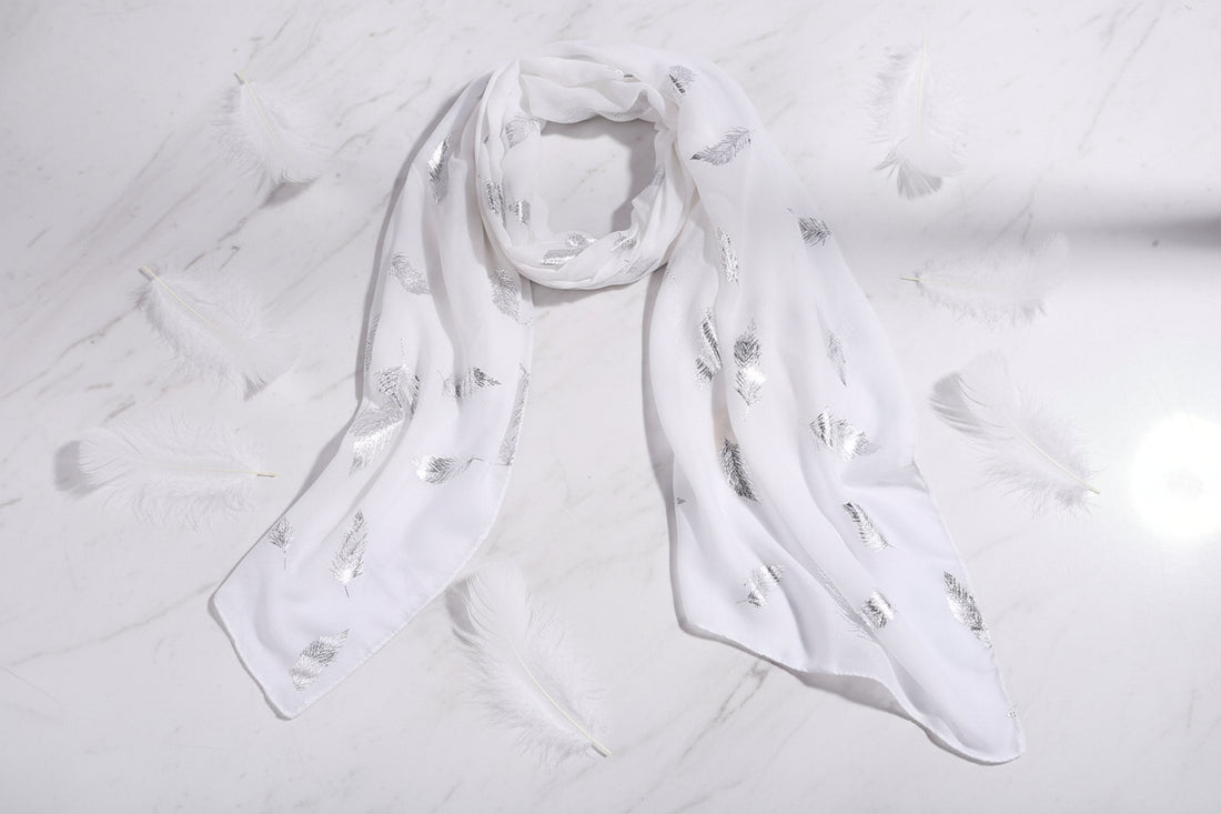 Schal weiss mit Federn im silbereffekt