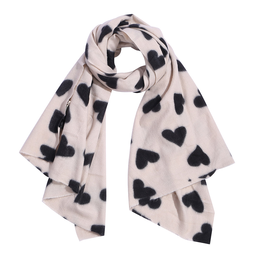 Weisser Schal mit schwarzen Herzen