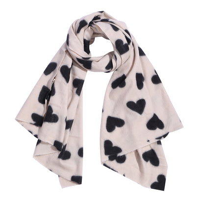 Weisser Schal mit schwarzen Herzen