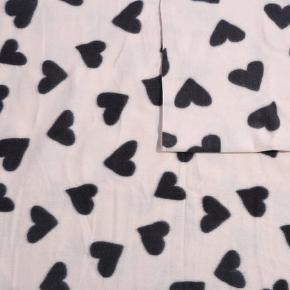 Weisser Schal mit schwarzen Herzen