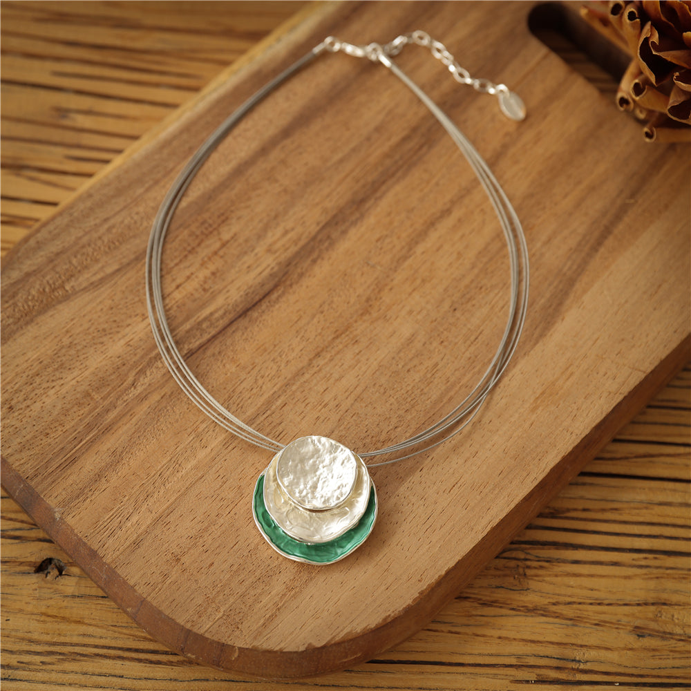 Halskette aus rhodiniertes Metall mit Anhänger (Grün)