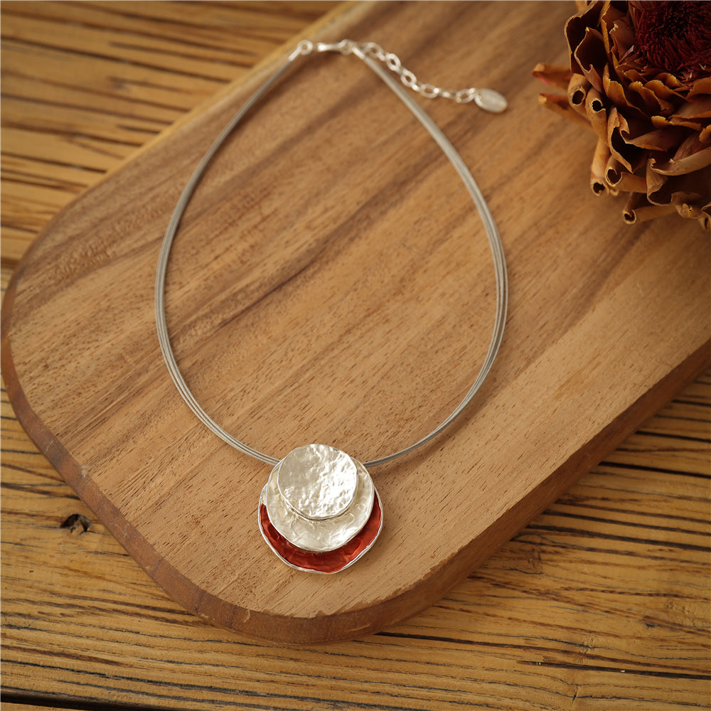 Halskette aus rhodiniertes Metall mit Anhänger (Rot)