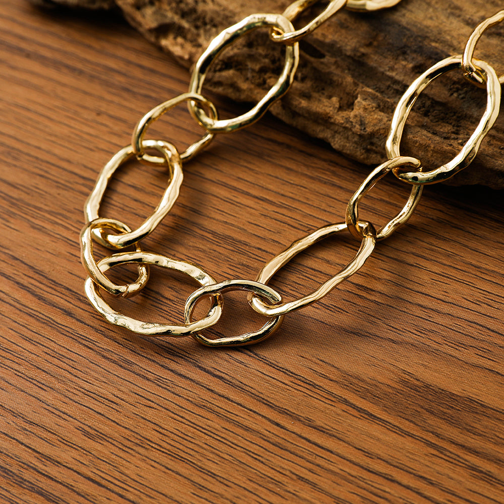 Goldfarbenes Gliederarmband aus rhodiniertem Metall