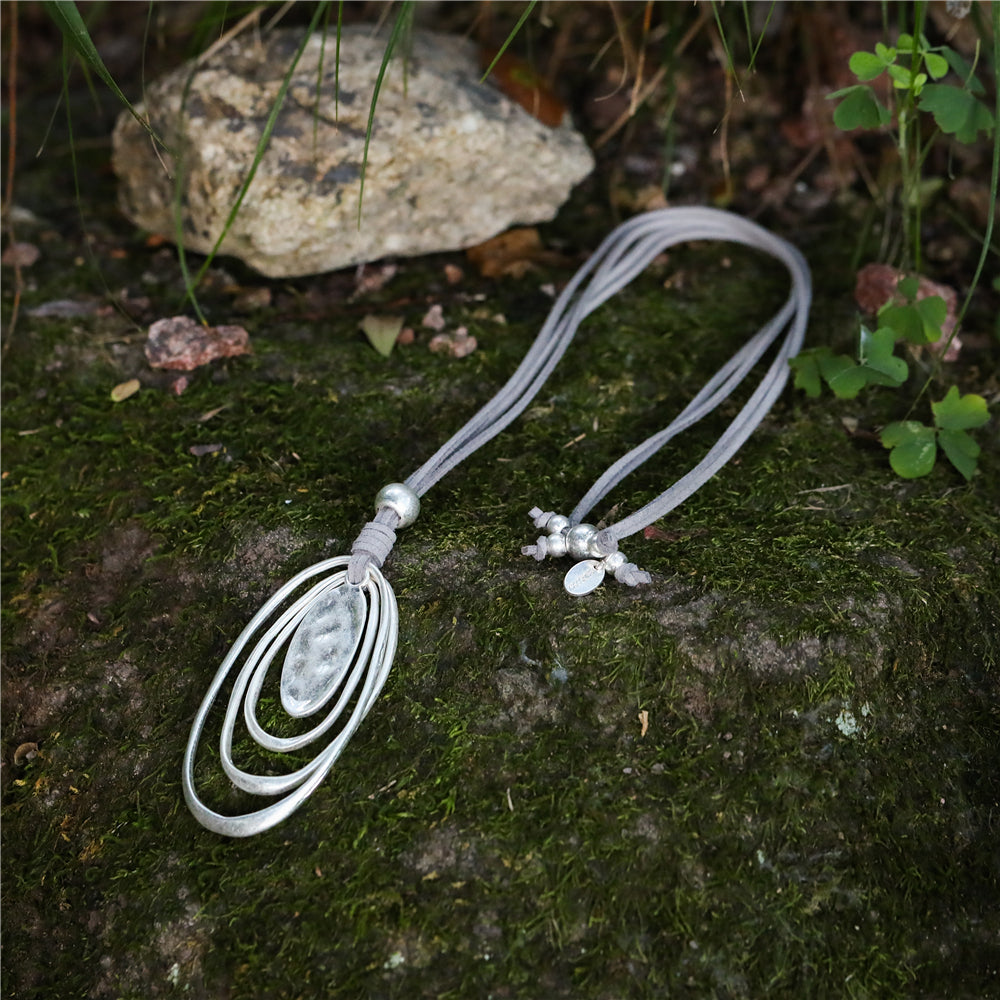Valo Halskette aus Velur mit rhodiniertem Metall in Grau/Silber
