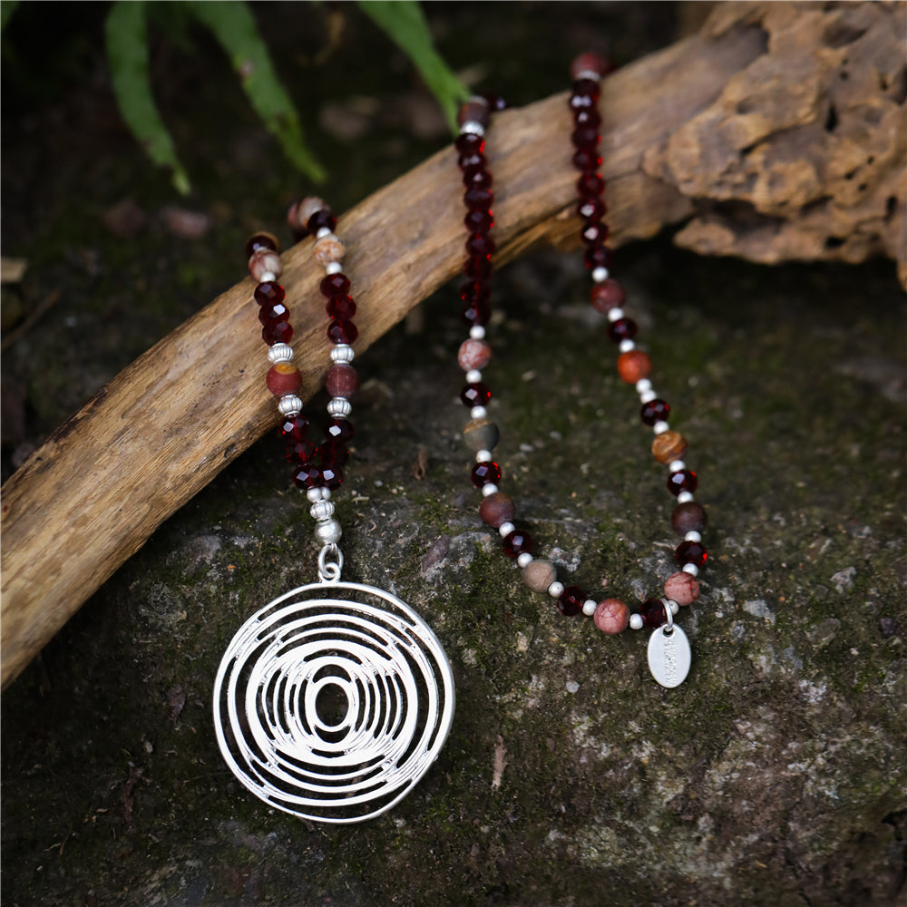 Halskette aus braunem Jaspis mit Spiralanhänger