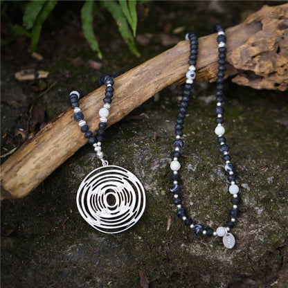 Halskette aus schwarz weissem Jaspis mit Spiralanhänger