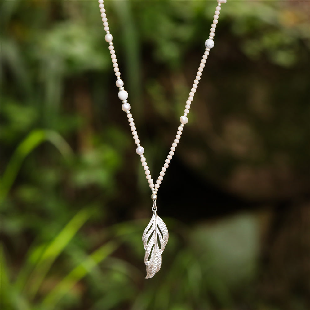 Halskette aus echten Süsswasserperlen mit Federanhänger