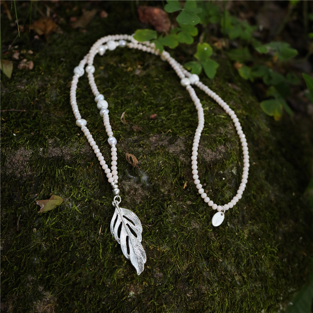 Halskette aus echten Süsswasserperlen mit Federanhänger