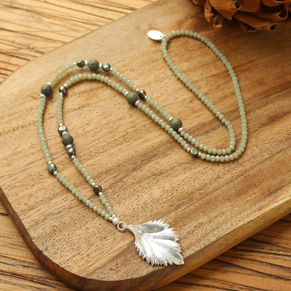 Halskette aus echten grünen Süsswasserperlen mit Glas mit Blattanhänger