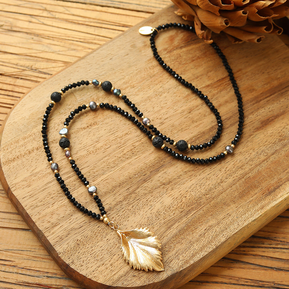 Halskette aus echten schwarzen Süsswasserperlen mit Glas mit Blattanhänger