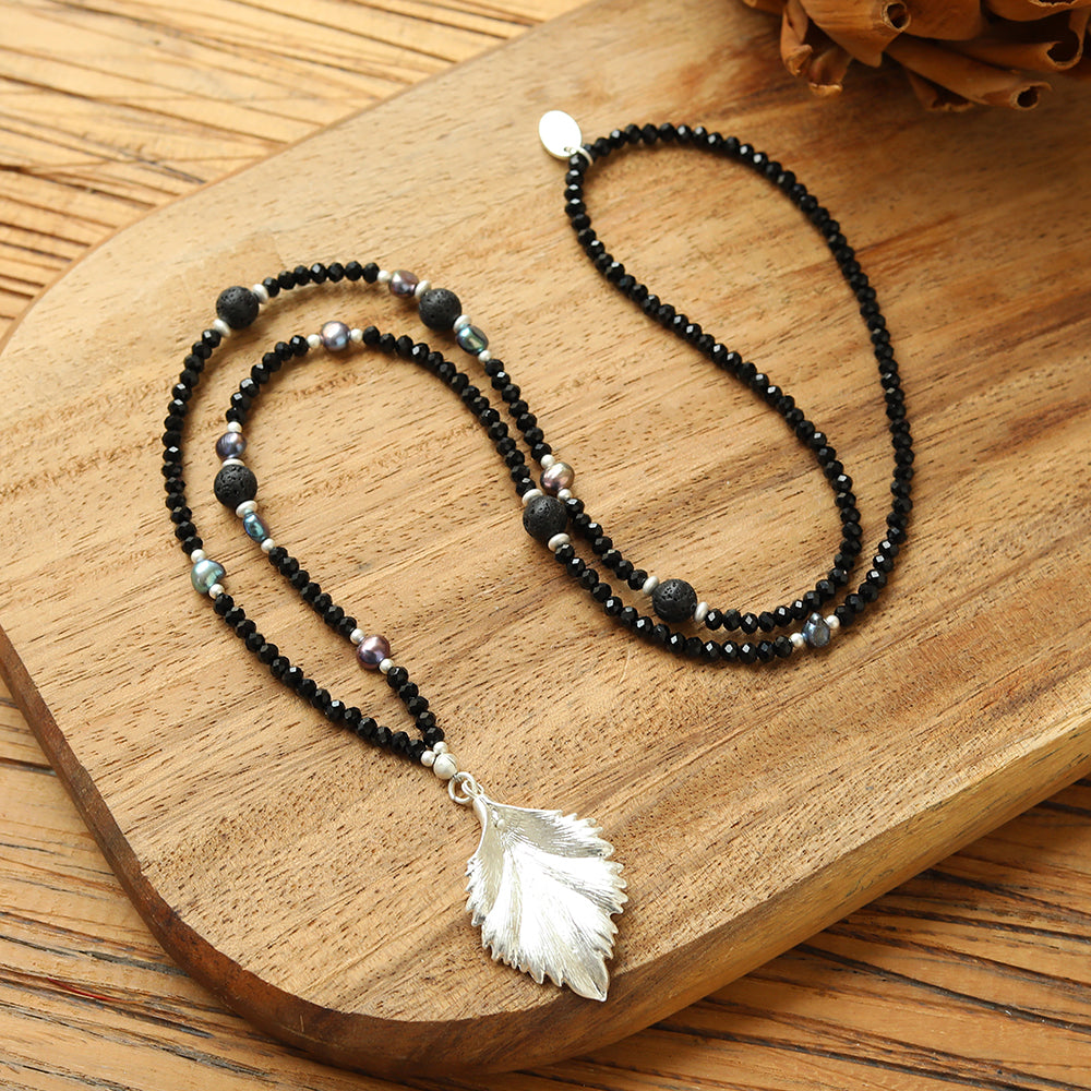 Halskette aus echten schwarzen Süsswasserperlen mit Glas mit Blattanhänger