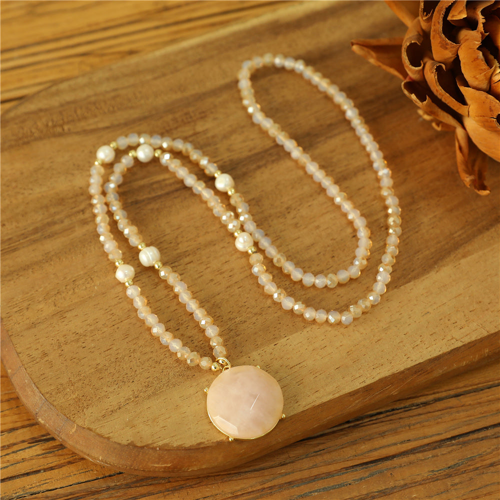 Halskette aus hochwertigem Metall mit Anhänger