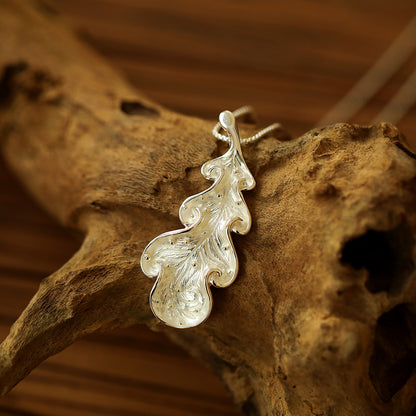 Halskette aus rhodiniertes Metall mit Blattpendant