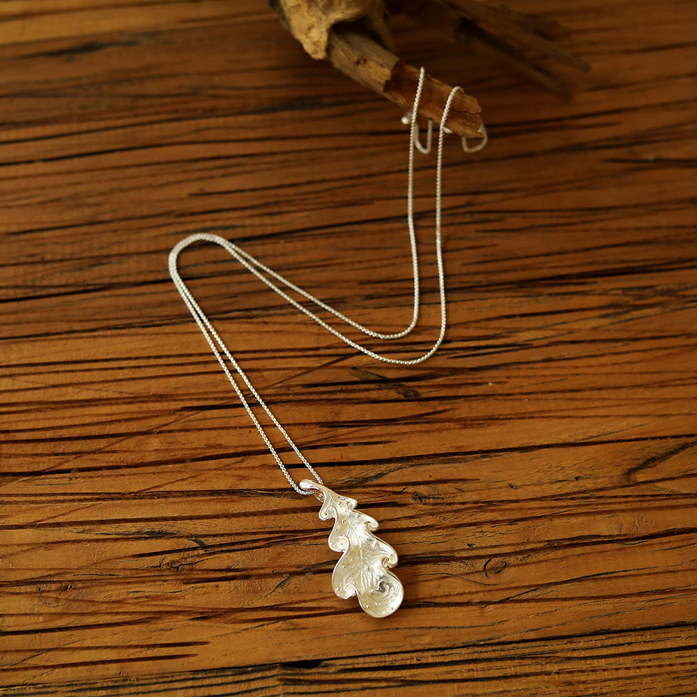 Halskette aus rhodiniertes Metall mit Blattpendant