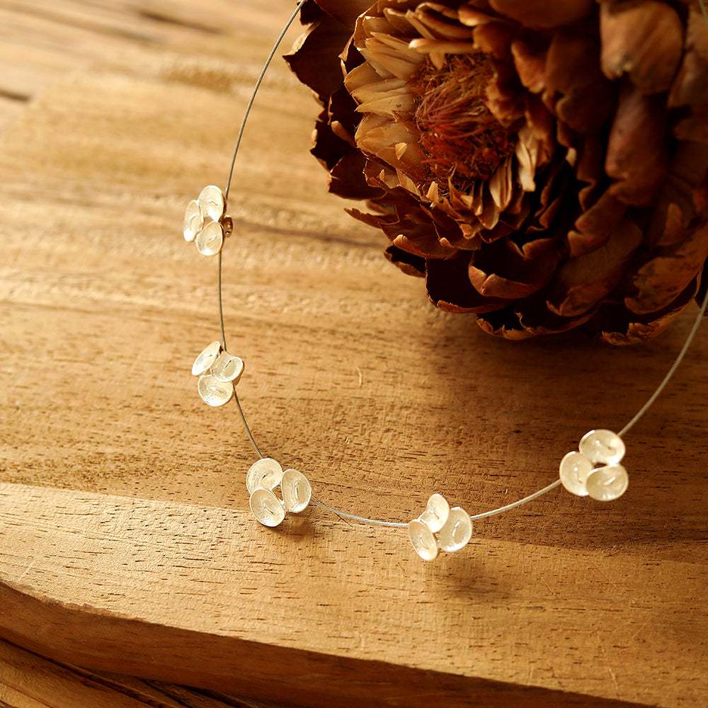 Halskette aus Metall mit Blümchenanhänger