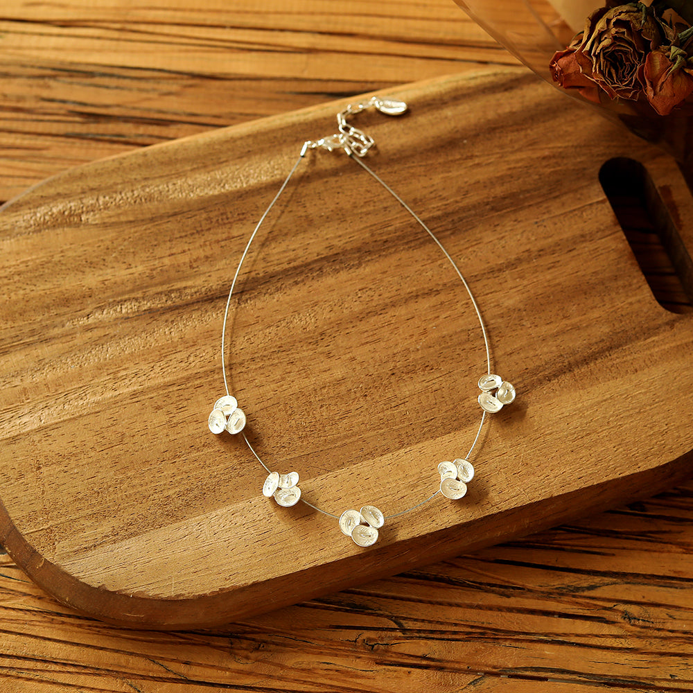 Halskette aus Metall mit Blümchenanhänger