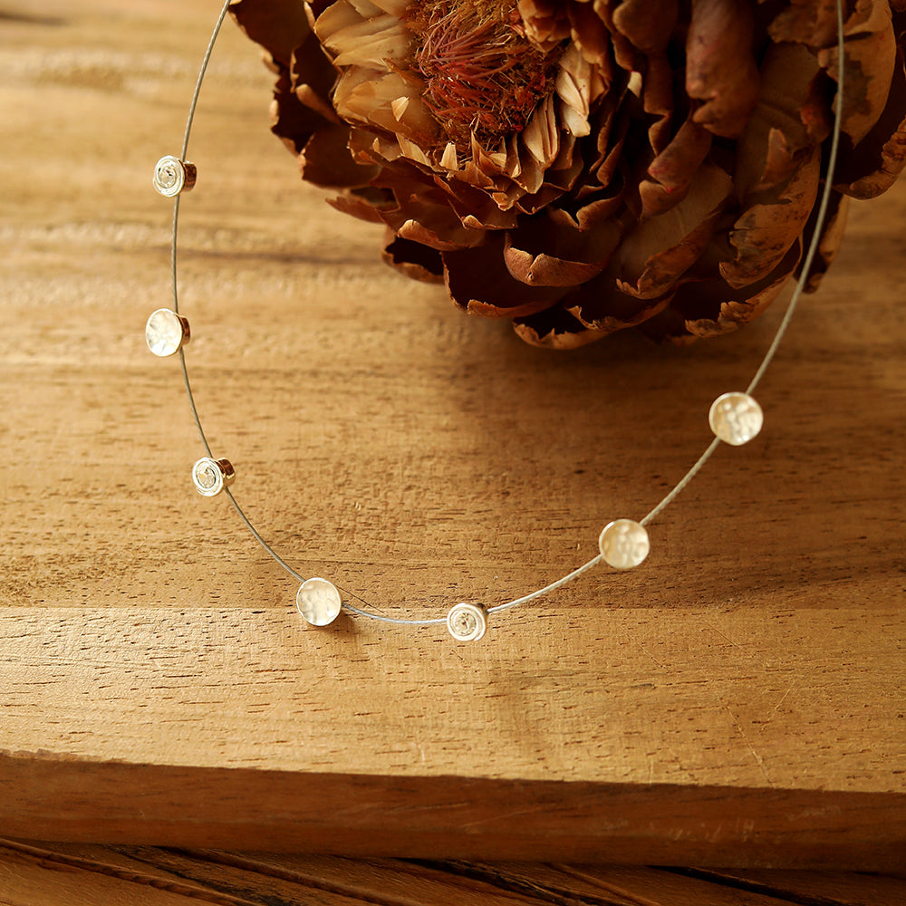 Halskette aus Metall mit Anhänger