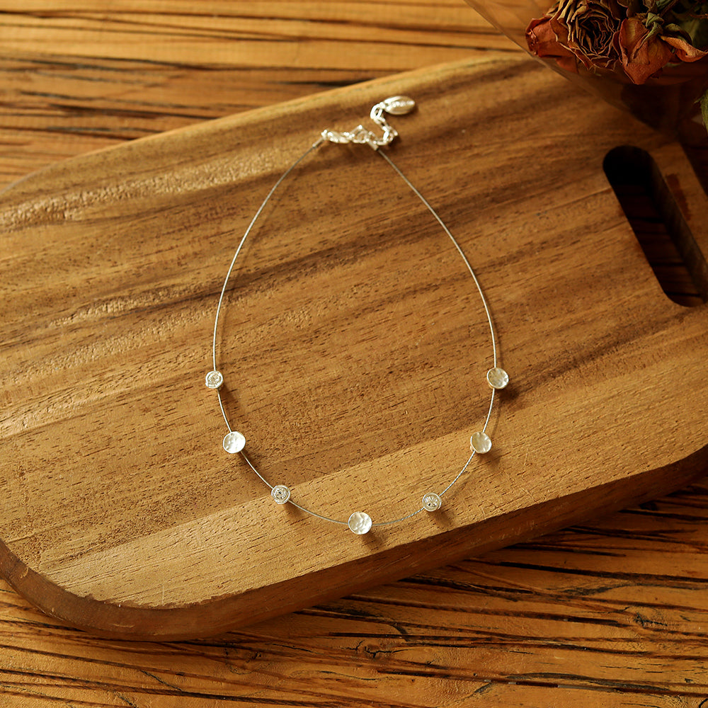 Halskette aus Metall mit Anhänger