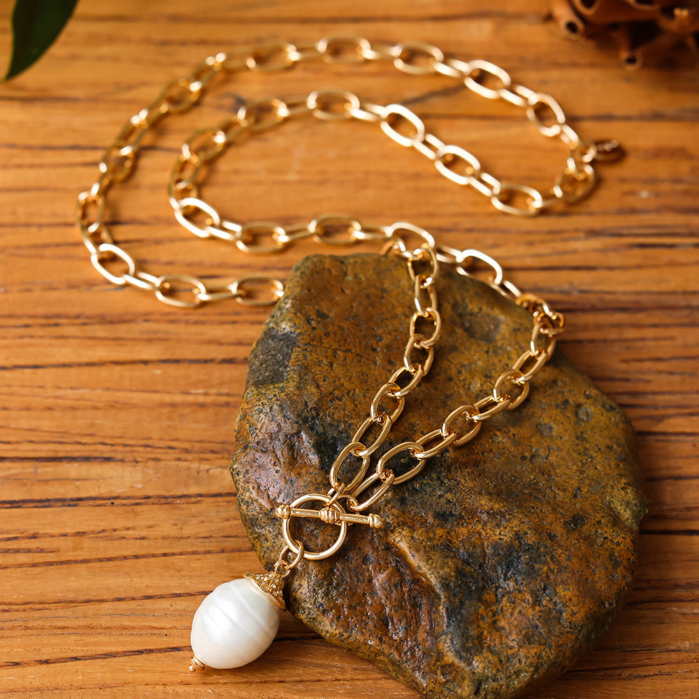 Halskette aus goldfarbigem Metall mit Shellbeadanhänger